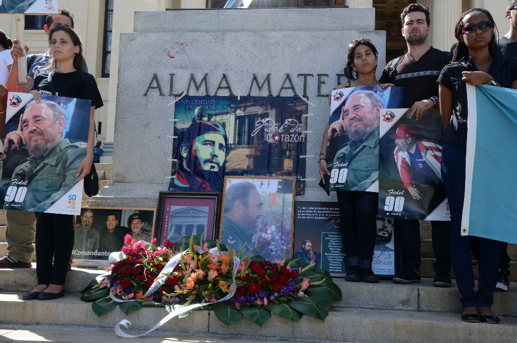 Cubanos rinden homenajea a Fidel Castro