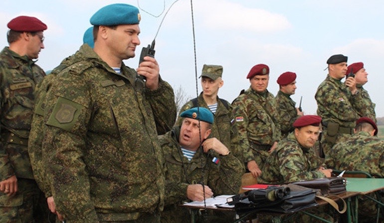 Soldados rusos en Serbia