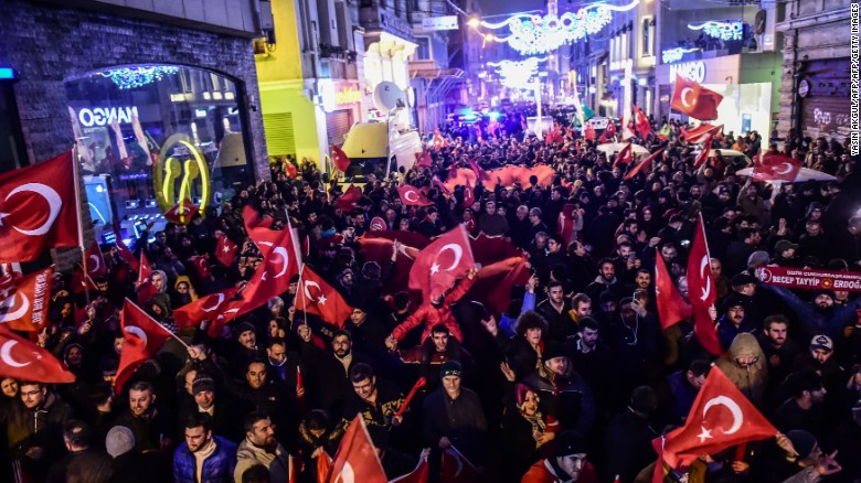 Manifestación antiholandesa en Estambul.