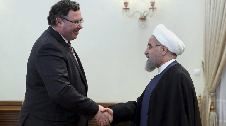 El presidente e Irán, Hassan Rohani, y el director ejecutivo de Total, Patrick Pouyanné