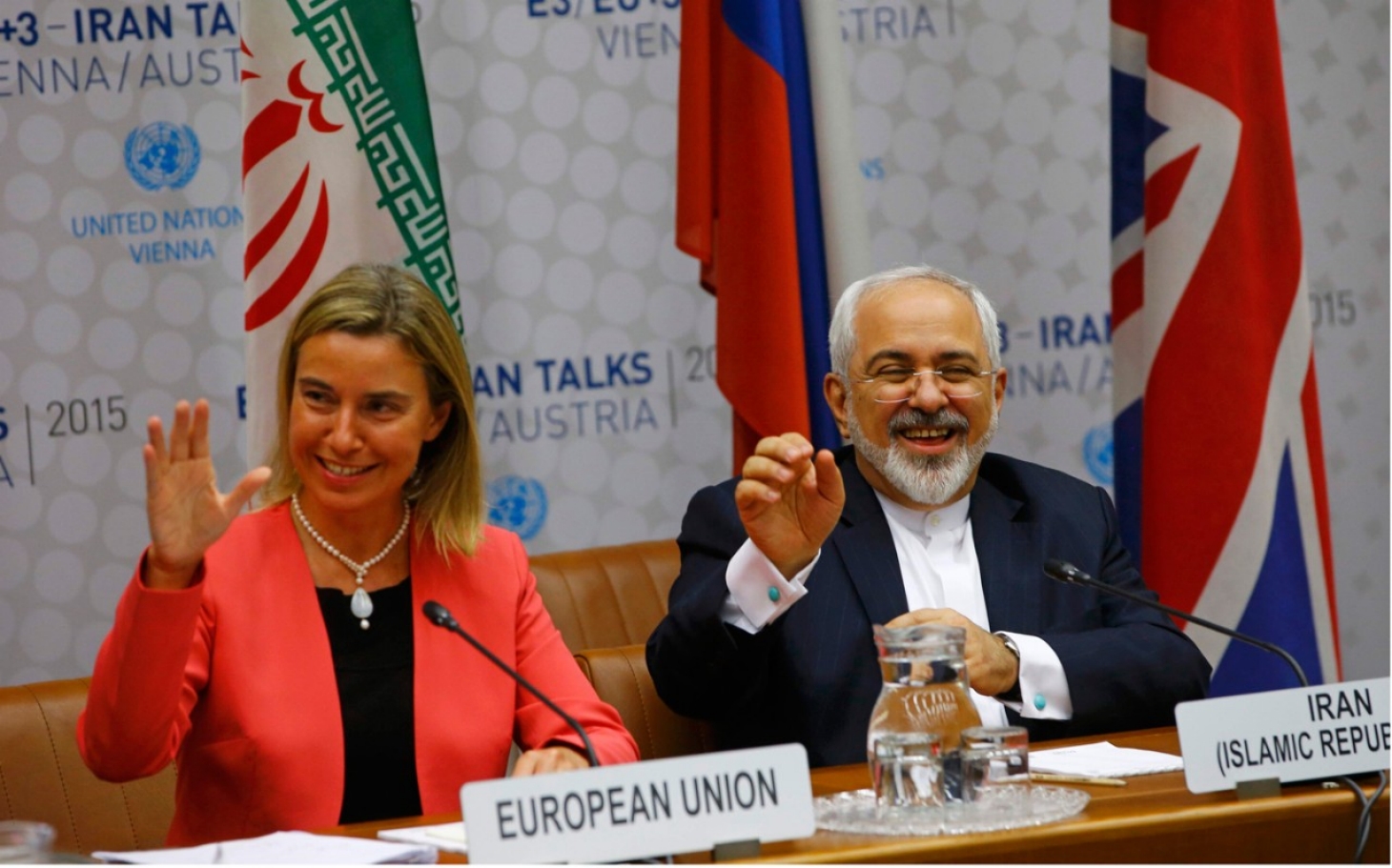 El ministro de Exteriores de Irán, Mohammad Yavad Zarif, y la jefa de Política Exterior de la UE, Federica Mogherini