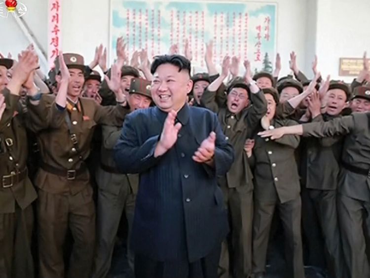 kim-jong-un-con-soldados
