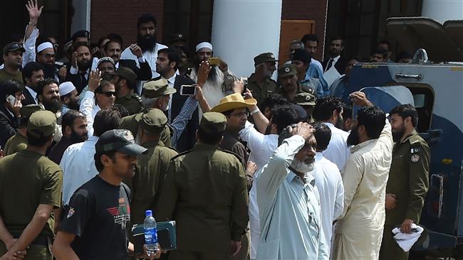 Hafiz Saeed (izda) a la salida de un juzgado