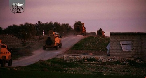 Terroristas de Ahrar al Sham conducen blindados turcos hacia el campo de batalla