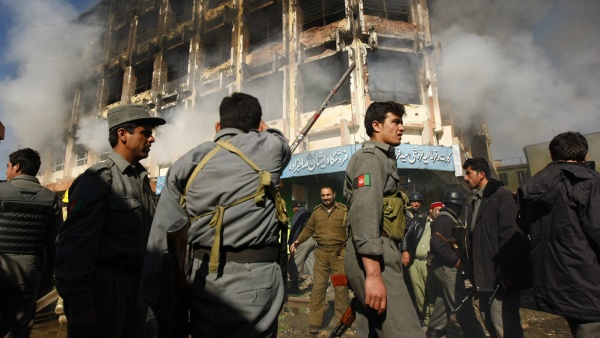 Miembros del Ejército afgano en una zona afectada por un atentado talibán