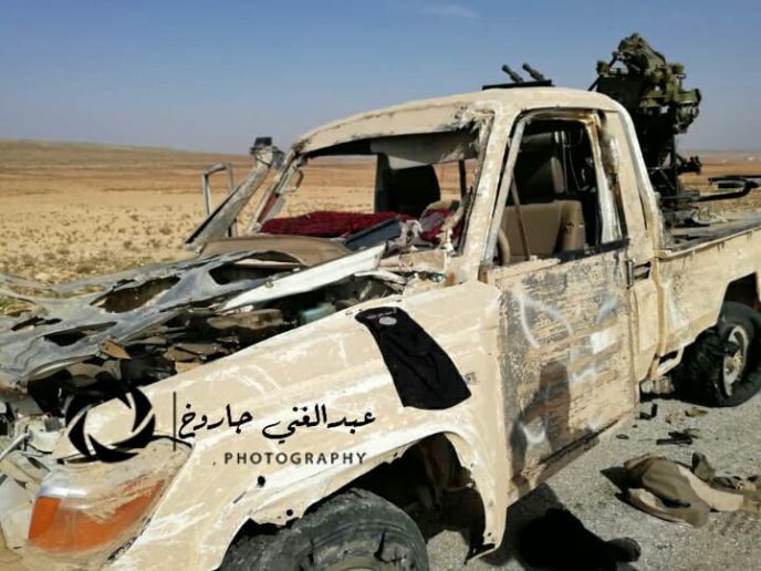 Vehículo del Daesh destruido por el fuego del Ejército sirio en la bolsa de Hama