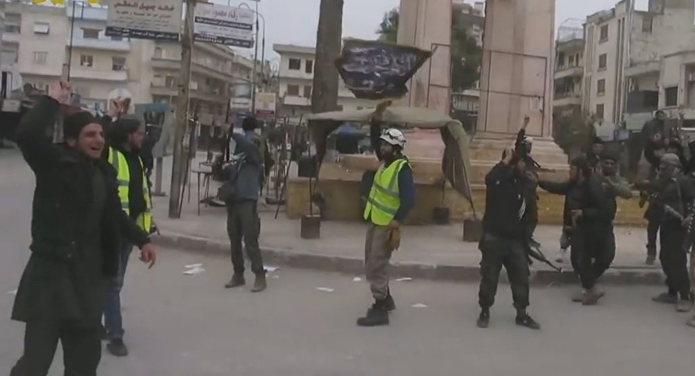 Un casco blanco muestra la bandera del Frente al Nusra