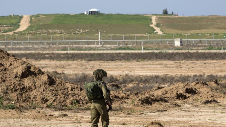 Un soldado de ocupación israelí junto a la frontera de Gaza