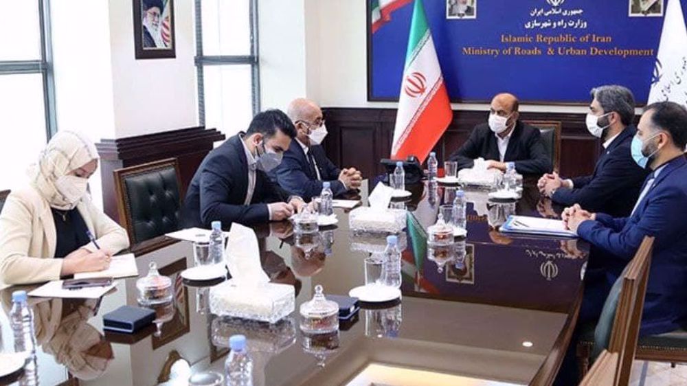 Rostam Qassemi (centro)