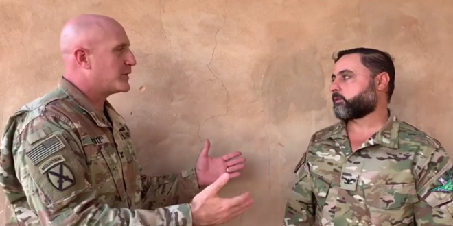 Farid al-Qassem (dcha.) y un oficial del Comando Central estadounidense