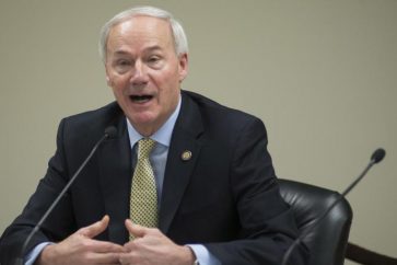 El gobernador republicano de Arkansas, Asa Hutchinson