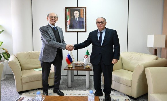 El embajador ruso en Argel, Valerian Shuvalov, fue recibido el 22 de febrero por el secretario general del Ministerio de Relaciones Exteriores de Argelia, Amar Bilani