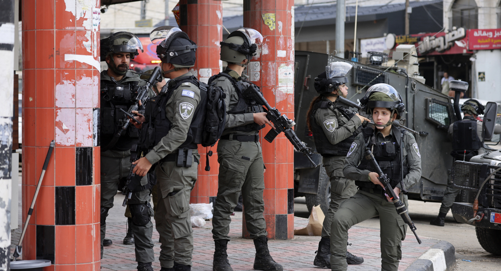 Soldados israelíes en la localidad palestina de Huwara