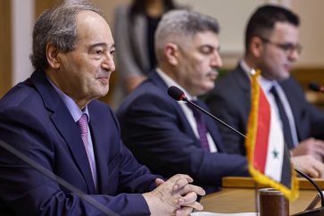 Faisal al-Miqdad (izda.)