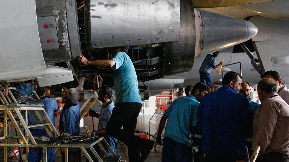 Técnicos iraníes reparan un avión de Aeroflot