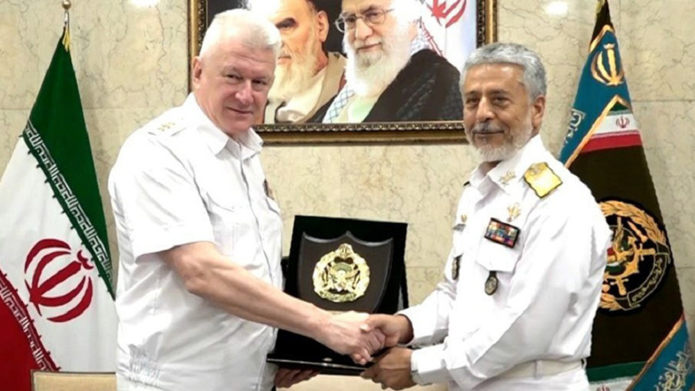 Contraalmirante Habibollah Sayyari y el almirante Nikolai Yevmenov