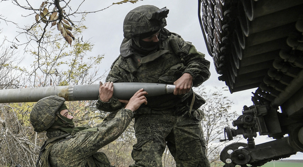 Soldados rusos cargan un lanzacohetes