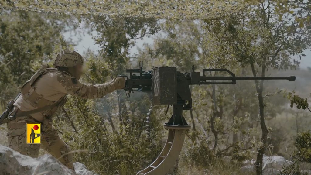 Combatiente de Hezbolá dispara una ametralladora desde un vehículo