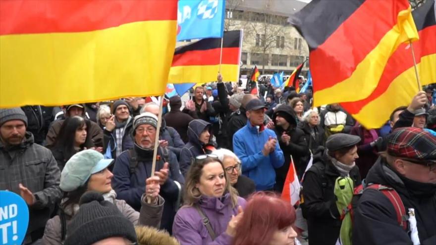 Simpatizantes del partido Alternativa para Alemania (AfD) se manifiestan contra apoyo militar a Ucrania, Núremberg, 15 de abril de 2023.
