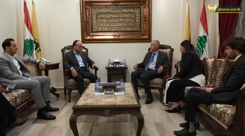 El jefe del Departamento de Relaciones Árabes e Internacionales de Hezbolá, Sayyed Ammar Musawi y el nuevo embajador de Francia en el Líbano, Hervé Magro.