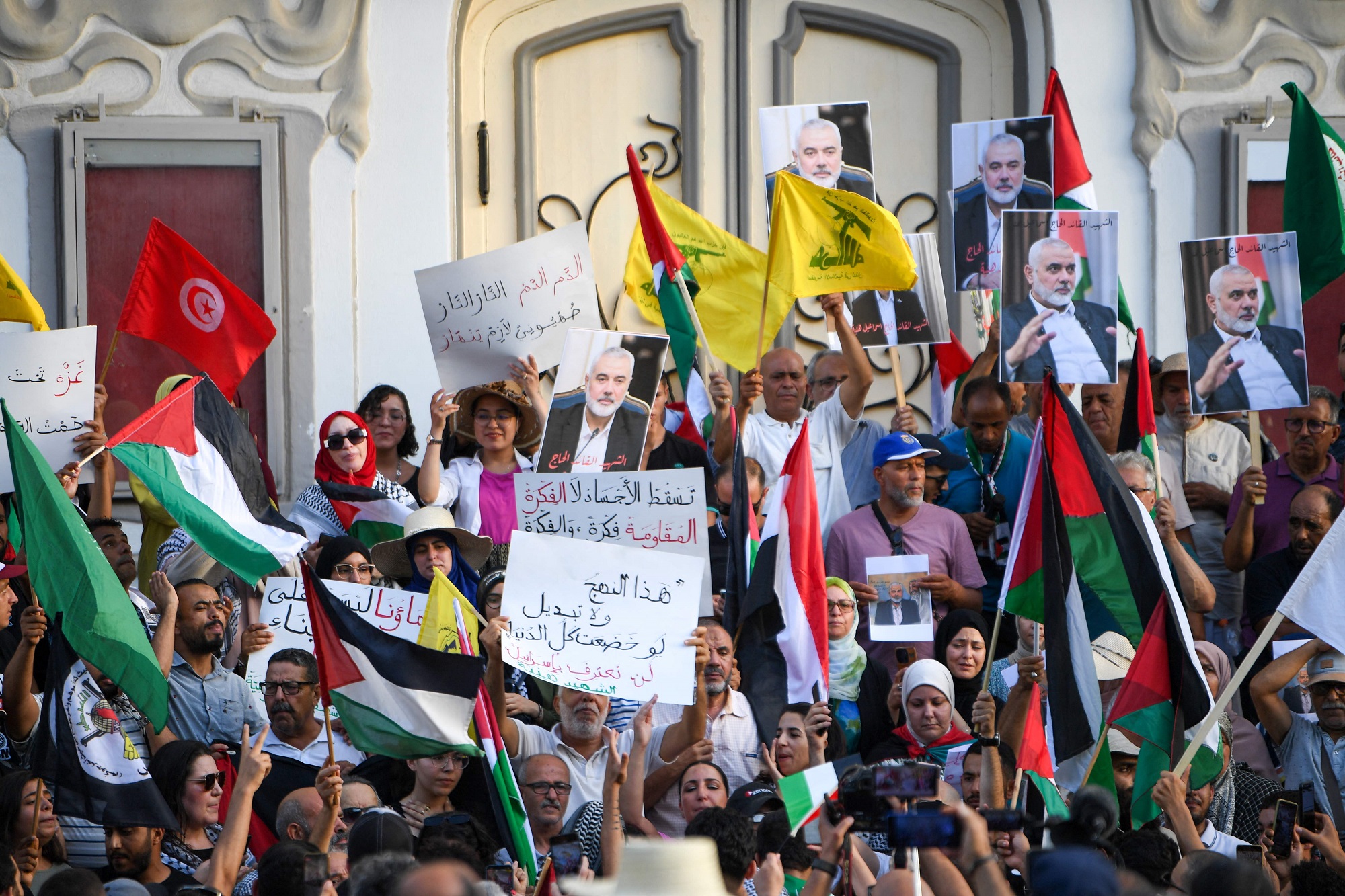 Manifestantes en Túnez con retratos de Haniyeh y banderas de Hezbolá