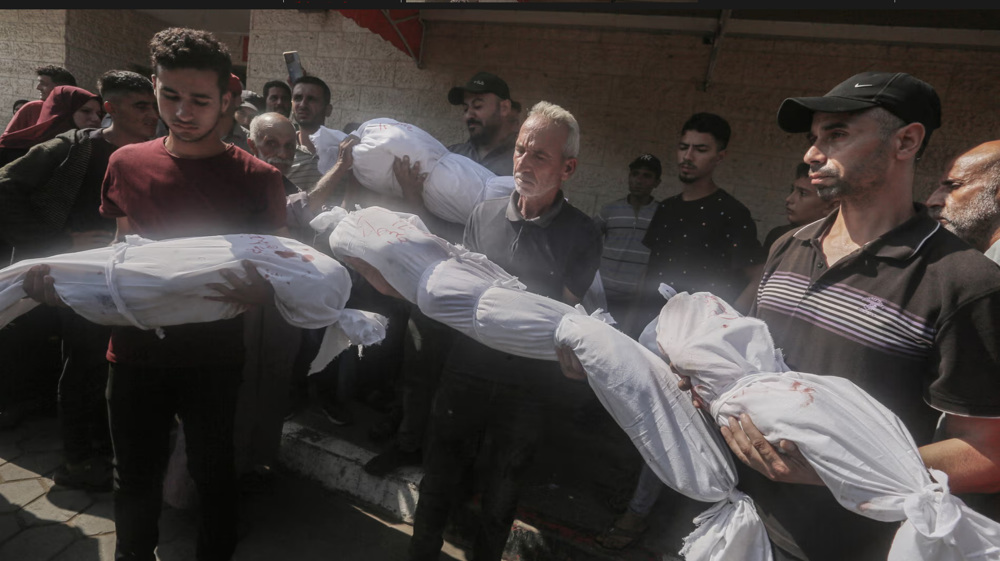 Palestinos de Gaza con cuerpos de niños asesinados por el ejército israelí