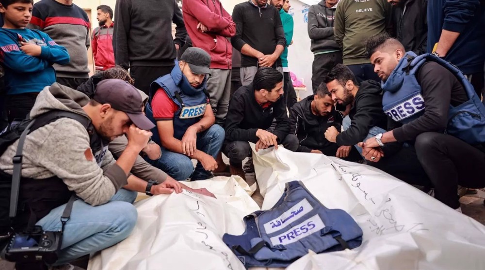 amigos-colegas-junto-cadaveres-dos-periodistas-palestinos