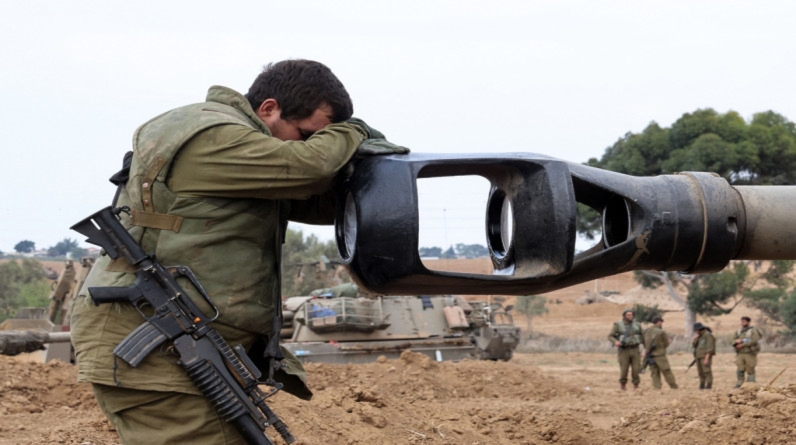 soldado-israeli-junto-canon-tanque