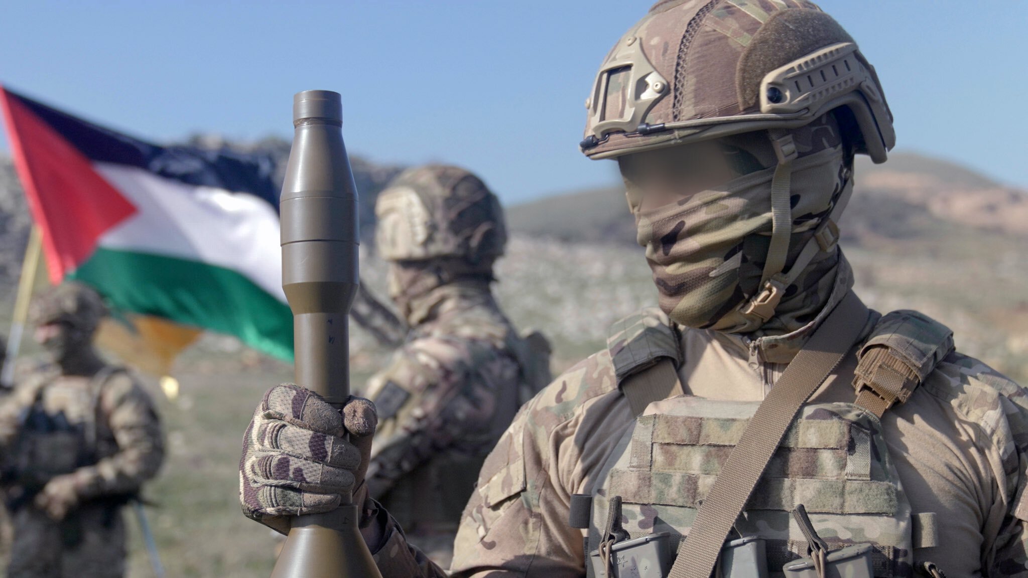 Combatientes de Hezbolá con una bandera palestina