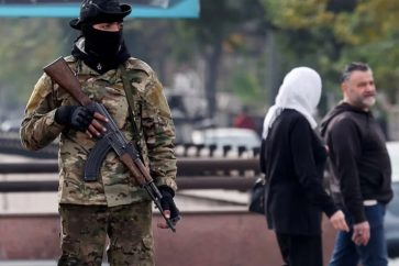 miembro-grupos-armados-vigilando