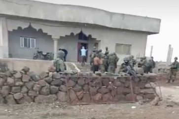 Soldados israelíes en el pueblo sirio de Al-Rafid