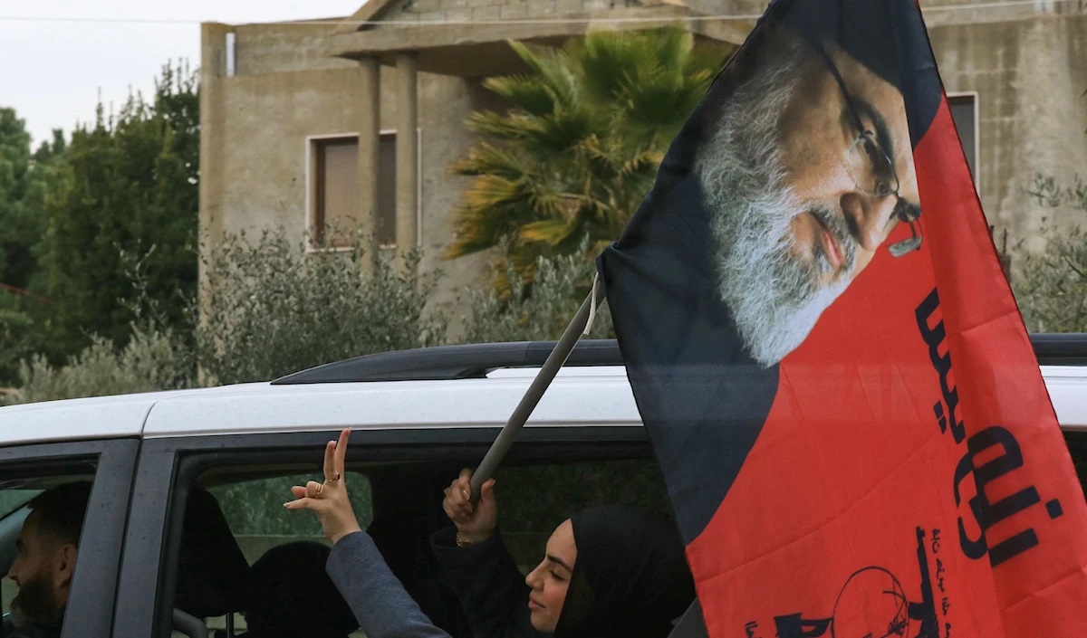 mujer-libanesa-bandera-nasrala-regresa-sur