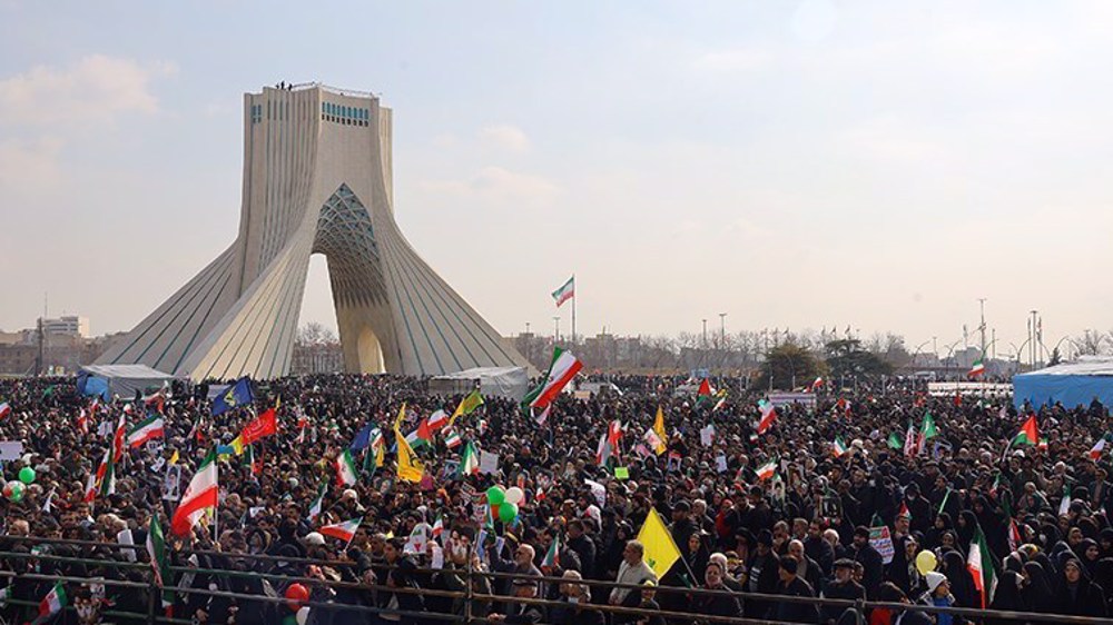 iranies-conmemoran-aniversario-revolucion-plaza-azadi