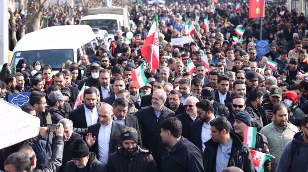 pezeshkian-rodeado-publico