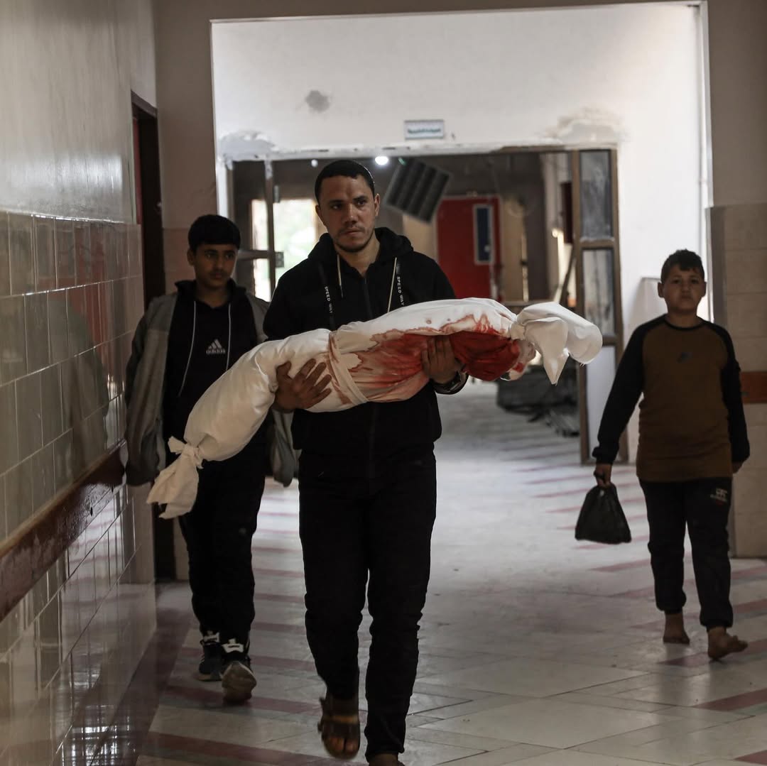 Un padre palestino lleva el cuerpo de su hija mártir, que murió en un ataque aéreo israelí contra una casa en Yabalia, en el norte de Gaza