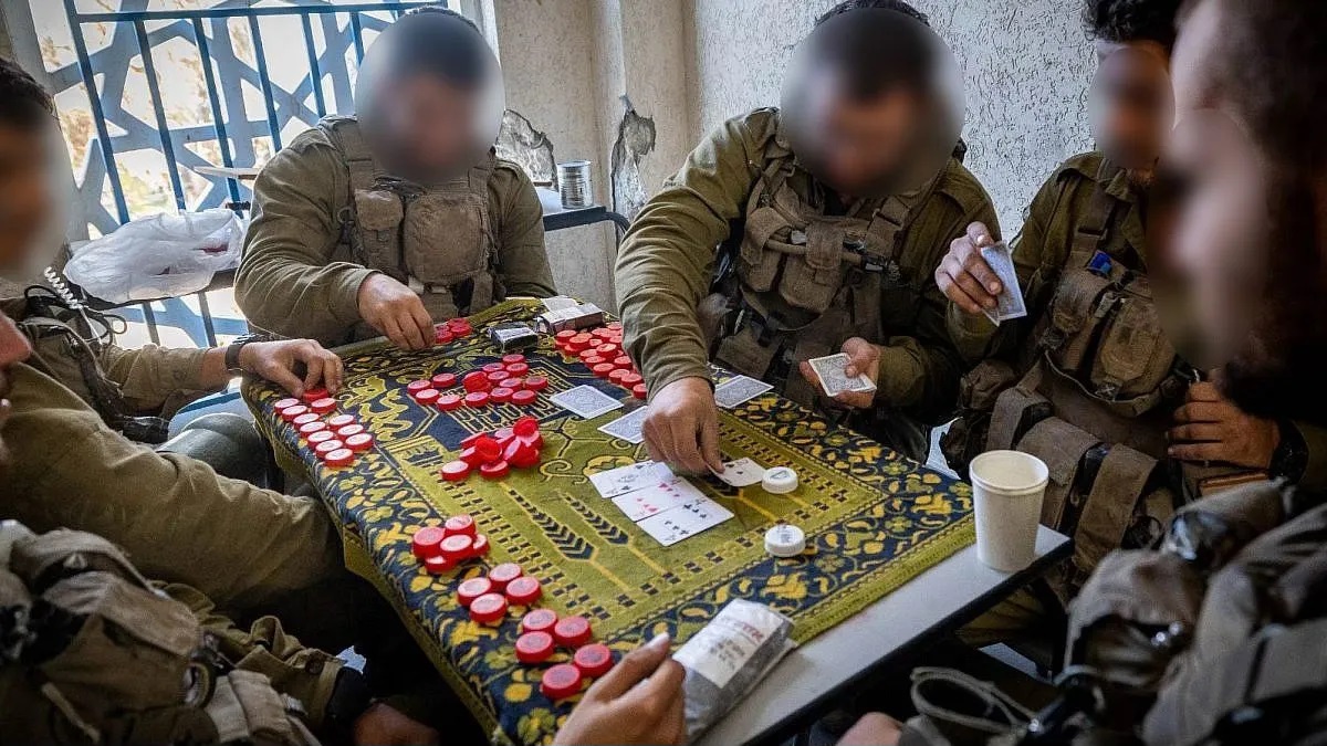 soldados-israelies-jugando-cartas
