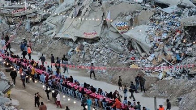 Mesas para el iftar en Gaza durante el mes de Ramadán