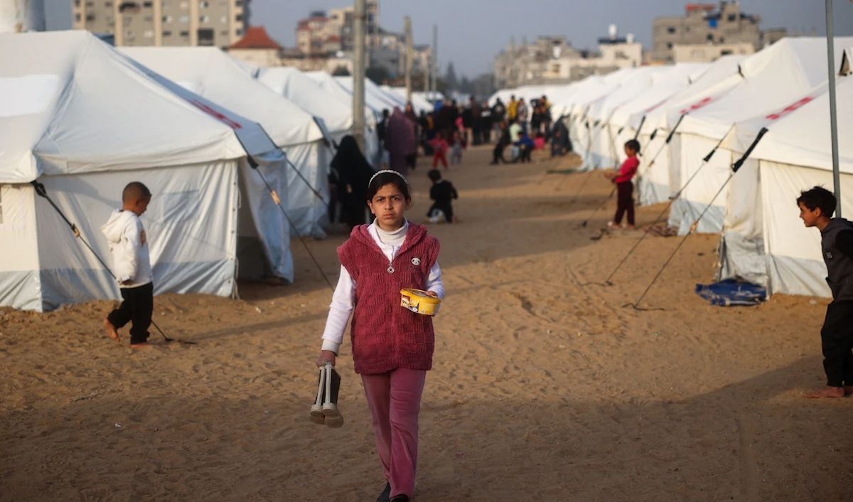 Desplazados palestinos en el centro de Gaza