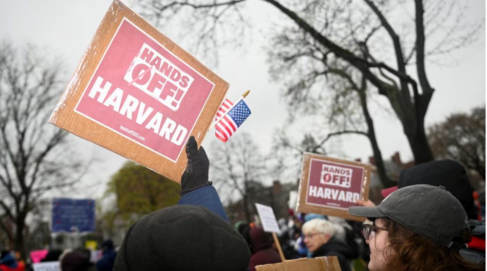 manifestacion-manos-fuera-harvard