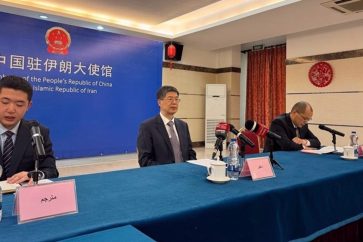 Embajador chino en Teheran, Cong Peiwu (centro)