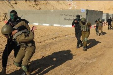 Combatientes palestinos llevan a soldados israelíes prisioneros