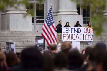 Manifestantes en la Universidad de Berkeley contra la campaña represiva de Trump