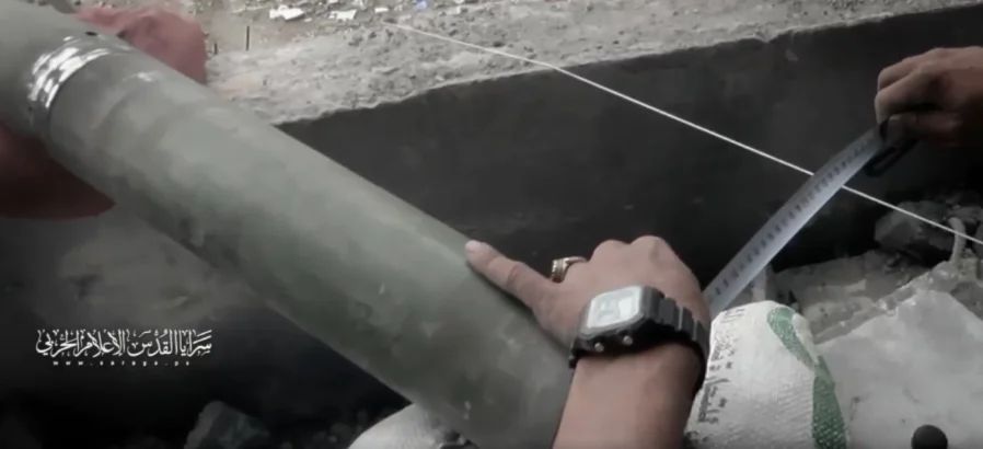 Las Brigadas Al-Quds preparan un misil contra las fuerzas de ocupación israelí en Gaza