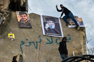 Retratos del líder mártir de Hezbolá y varios combatientes mártires en Kfar Kila, cerca de la frontera