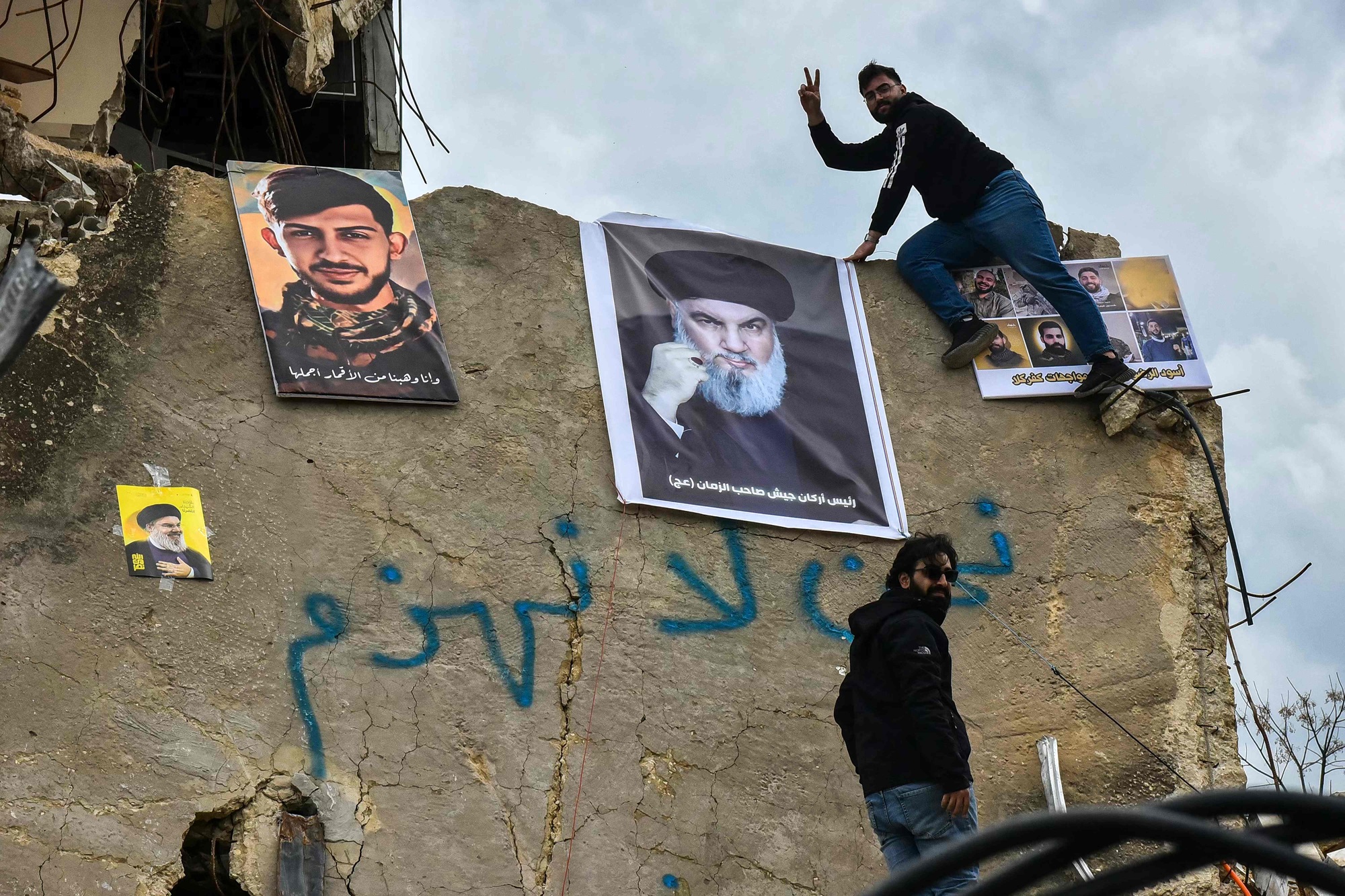 Retratos del líder mártir de Hezbolá y varios combatientes mártires en Kfar Kila, cerca de la frontera