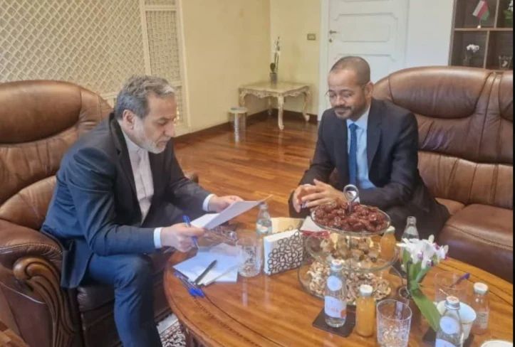 Abbas Araghchi y su homólogo omaní Badr al-Busaidi
