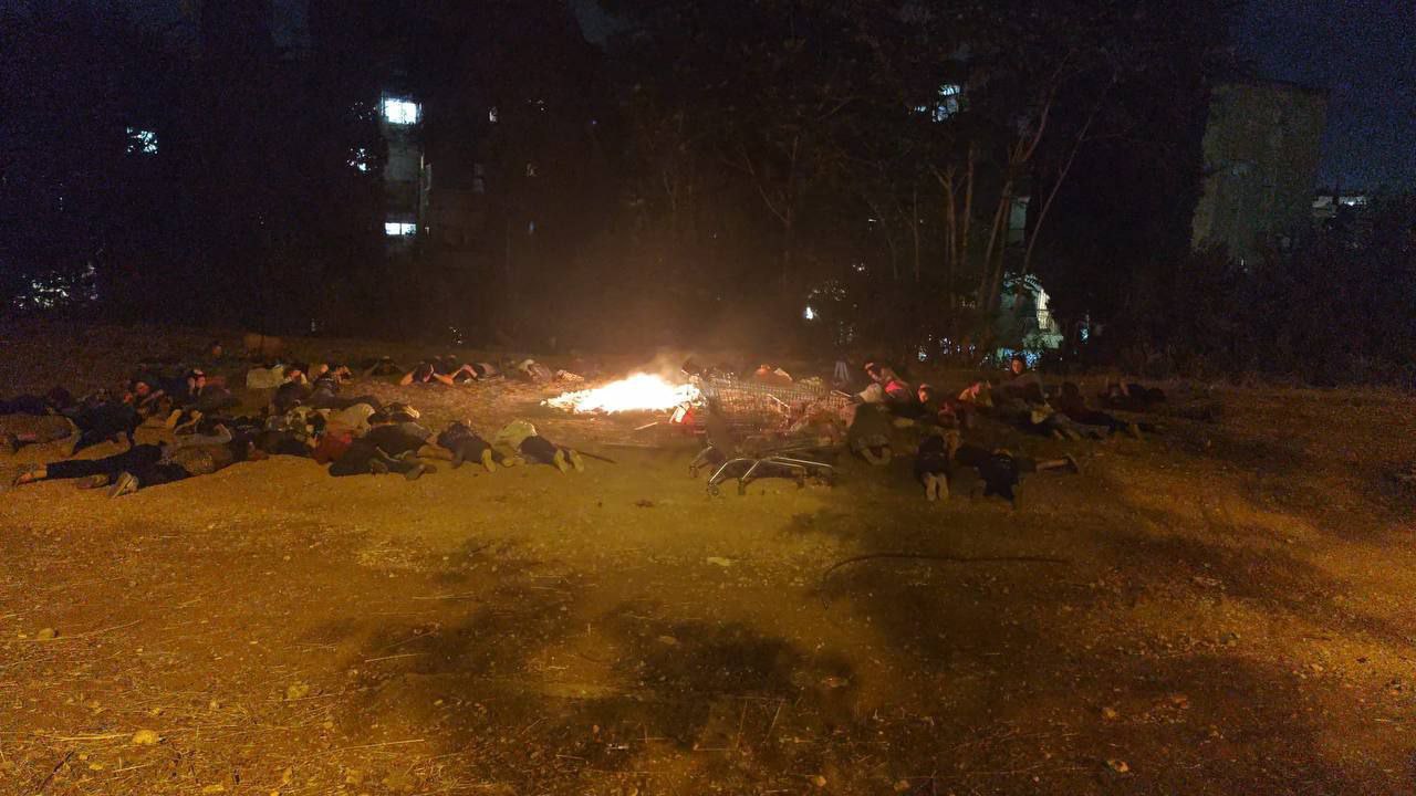 Los colonos entran en pánico y se postran durante la celebración de la festividad de "Lag BaOmer" después de que se activaran las sirenas debido al lanzamiento de un misil yemení el jueves