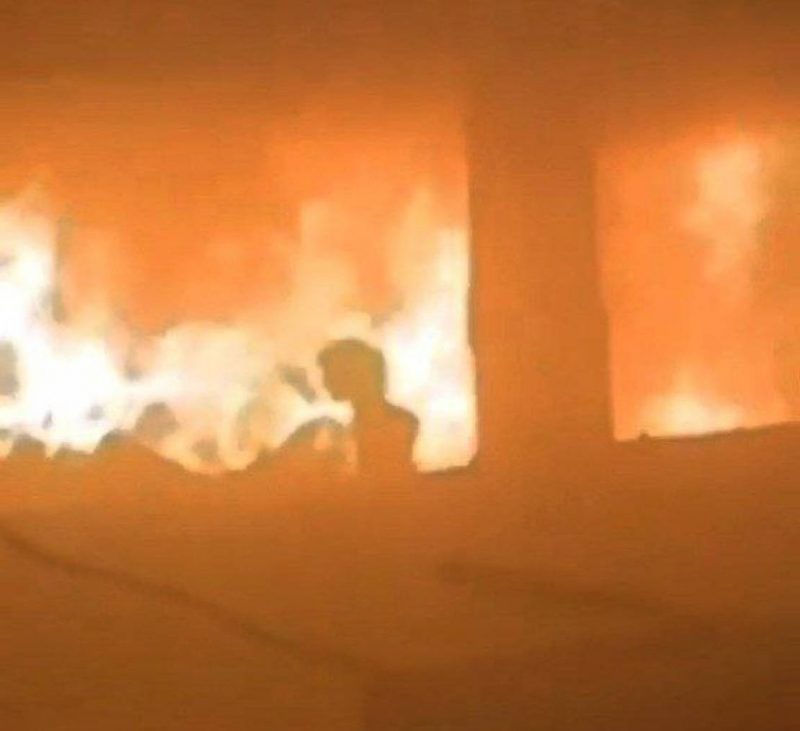 Una niña intenta escapar tras ser rodeada por fuego en un ataque aéreo israelí contra la escuela Fahmi al-Jarjawi, que alberga a personas desplazadas en el barrio de al-Daraj de la ciudad de Gaza