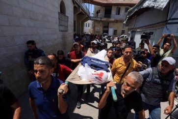 Palestinos llevan el féretro del periodista Ismail Badah