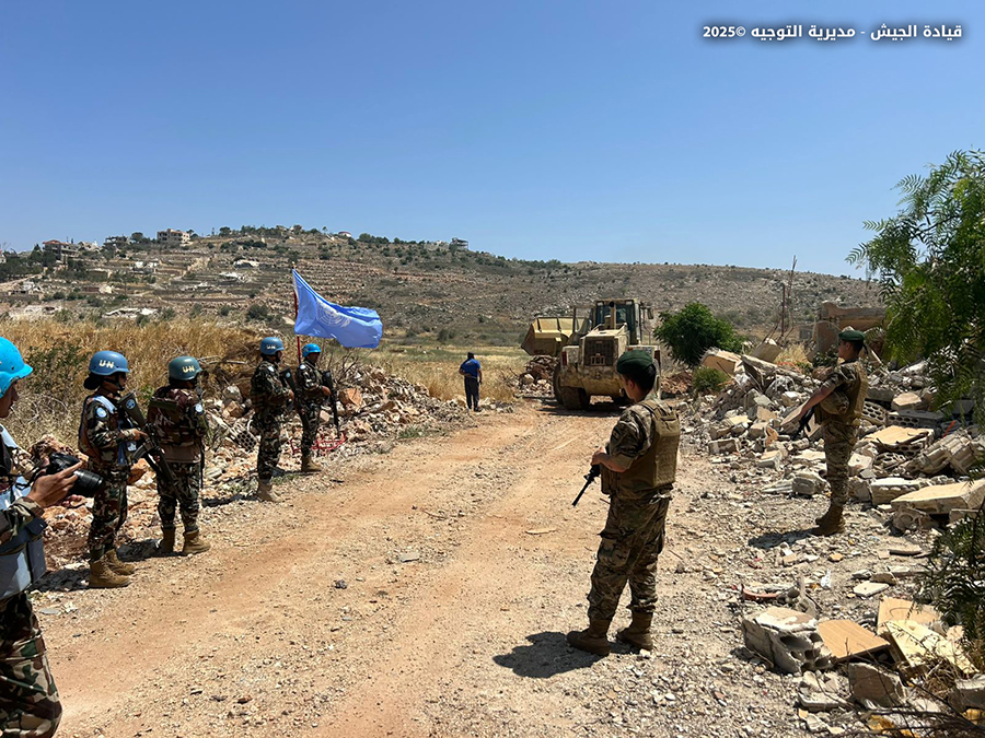 El ejército libanés retira los terraplenes de tierra erigidos por el enemigo en las afueras de la ciudad de Mays Al-Jabal–Marjeyun (7 de junio de 2025)
